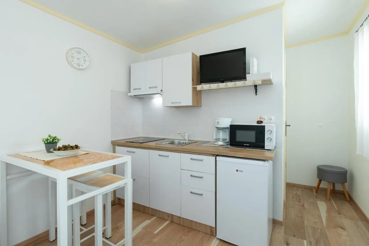 Case de vacanță Mobile Home Mia *Nature Paradise For 2 Bajcici